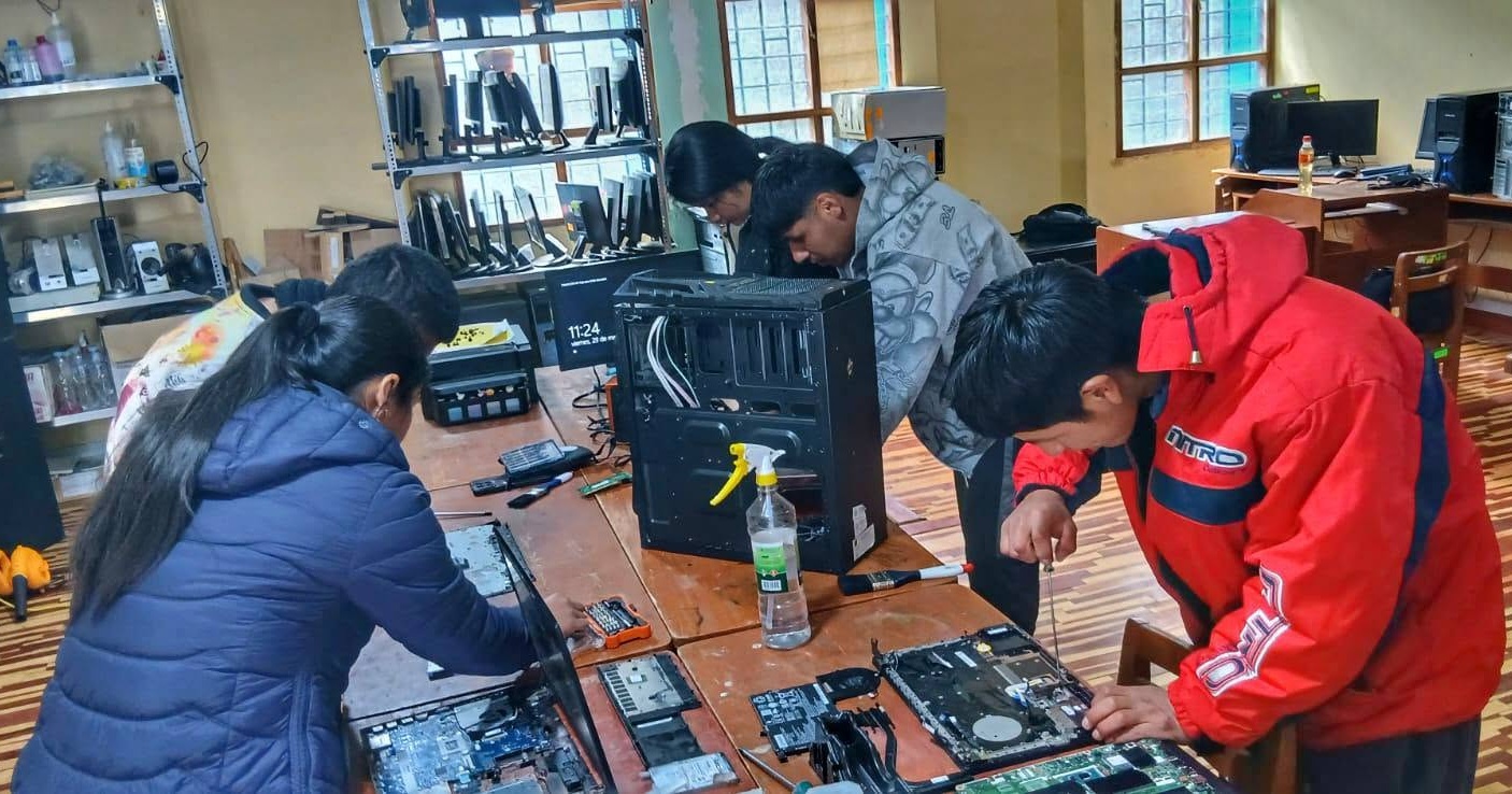 Estudiantes de Arquitectura de Plataformas trabajando en equipos de cómputo
